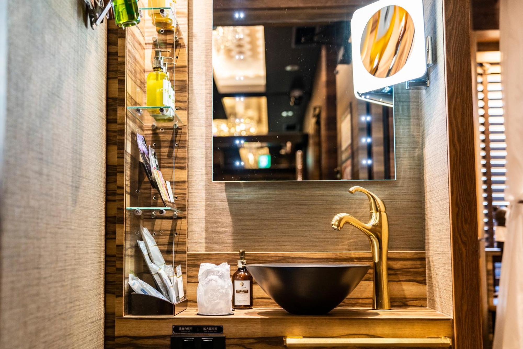 Petit Bali Forest Shinjuku Sanchōme รักโรงแรม *
